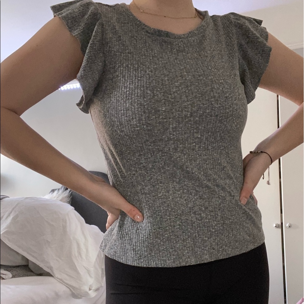⭐️Gray BP Ruffle Top⭐️